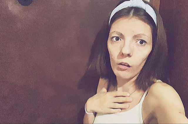 Trable v ráji? Shopaholicadel nejdříve snoubenci zakázala chodit na velkou, teď za ním zabouchla dveře