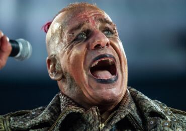 Hodili mi něco do pití, pak mě chtěl zpěvák kapely Rammstein znásilnit, říká fanynka, která ukázala tělo plné modřin