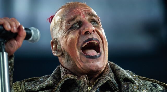 Hodili mi něco do pití, pak mě chtěl zpěvák kapely Rammstein znásilnit, říká fanynka, která ukázala tělo plné modřin
