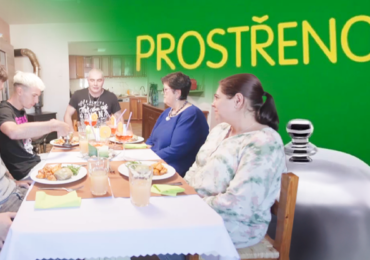 Premiérové díly Prostřena budou masakr: Hostitelka v podmínce, manželka nahoře bez a vyhazov od stolu, VIDEO