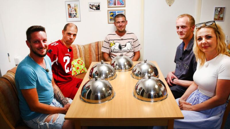 Tohle Prostřeno! nezažilo: Mouční červi, nevhodné vtipy i polévka ze sáčku. Dívejte se, jak absolutní úlet nakonec dopadne